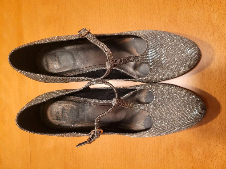 Silberne festliche Schuhe in Bremen