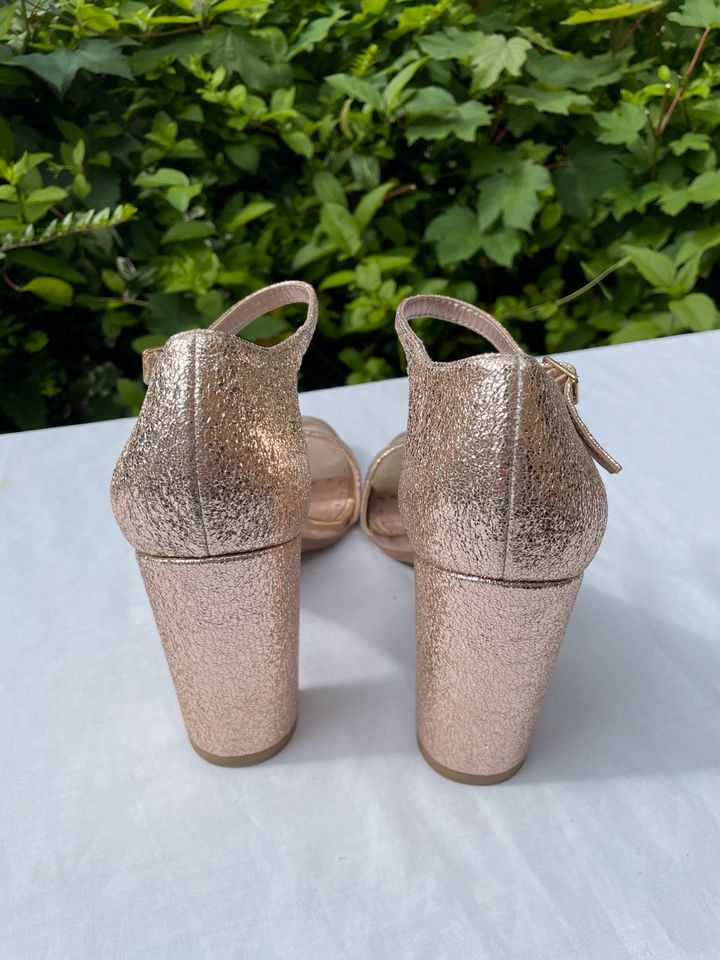 Catwalk Pumps High Heels Gold Glitzer Gr. 41 in Kleinostheim