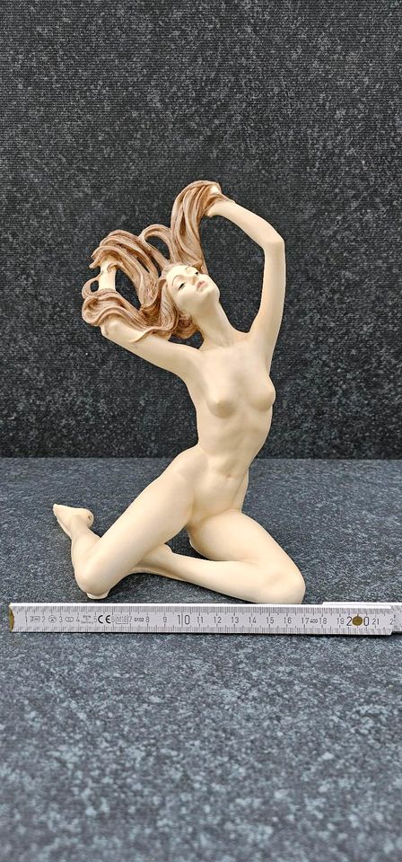 A. Santini Skulptur Kunst Alabaster Original a. Italien Frau in Dorfen