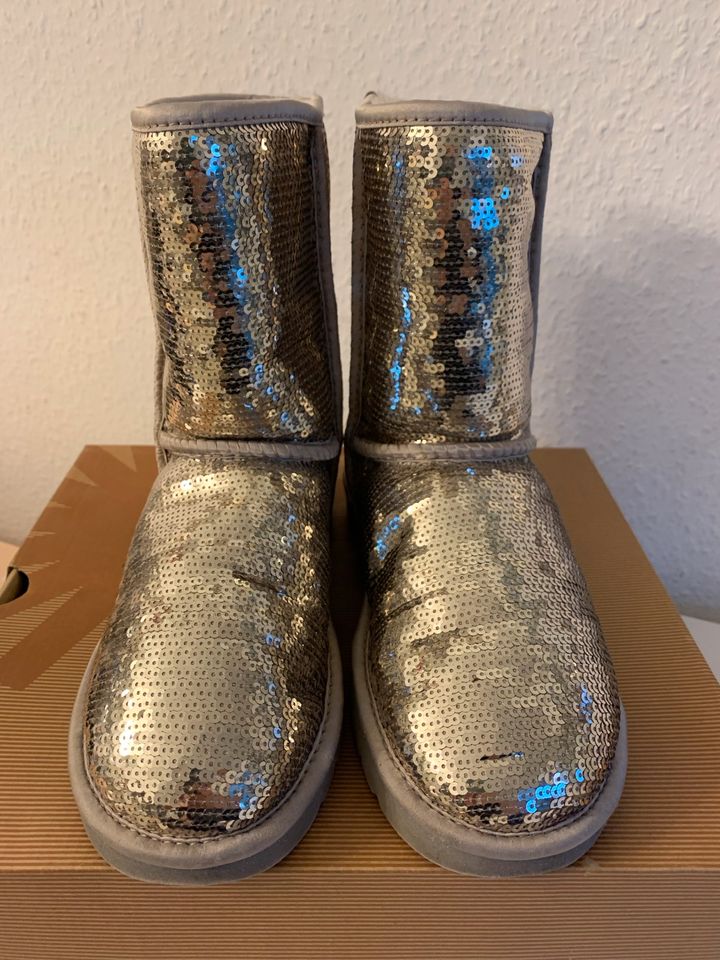 UGG W Classic Short Sparkles Silber Gr 38 in Köln Vogelsang