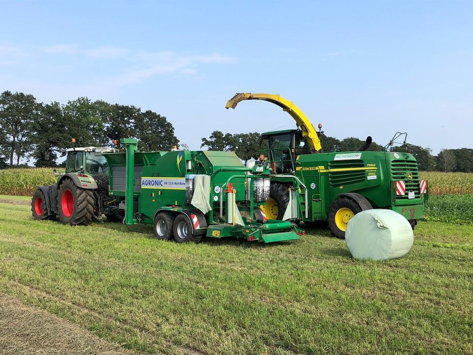 Pressen und wickeln von Maisballen, Maissilageballen,Maissilo in Laer