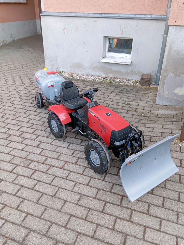 Trettraktor mit Wasserfass und Schiebeschild in Teuchern