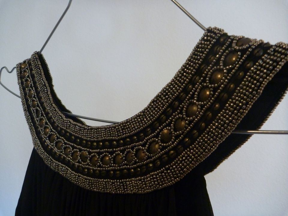 elegantes schwarzes Kleid mit Perlen von Jake`s in Freiburg im Breisgau