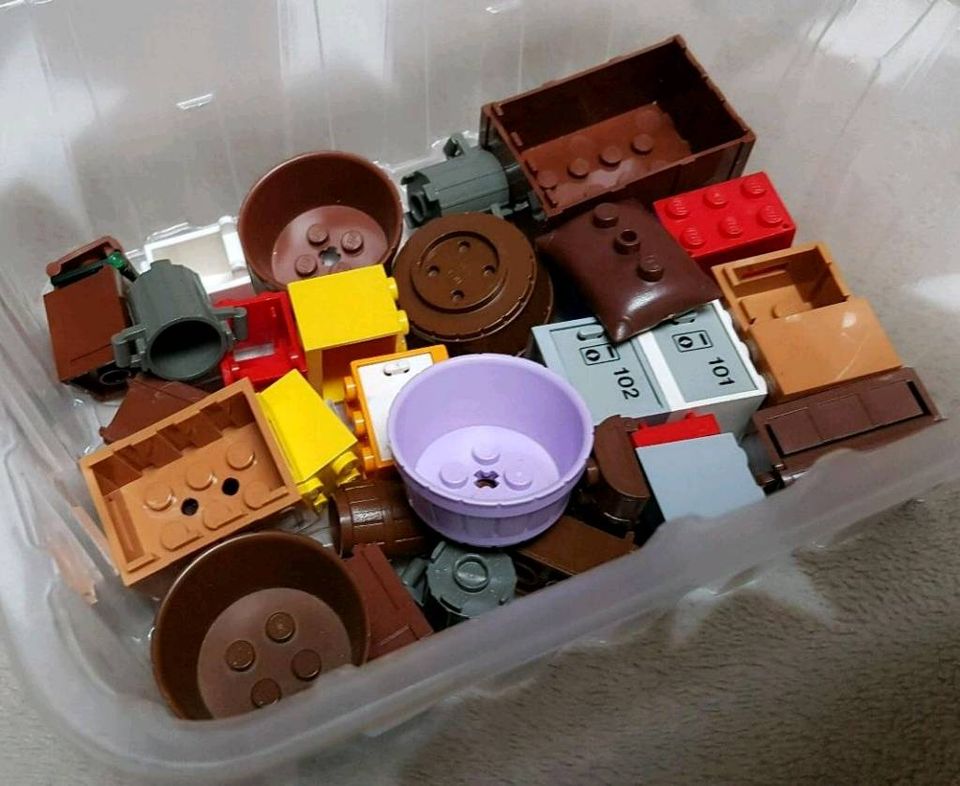 LEGO 3xKonvolut Spielgeräte Kisten Truhe Türe Fenster Haare Helme in Dahn