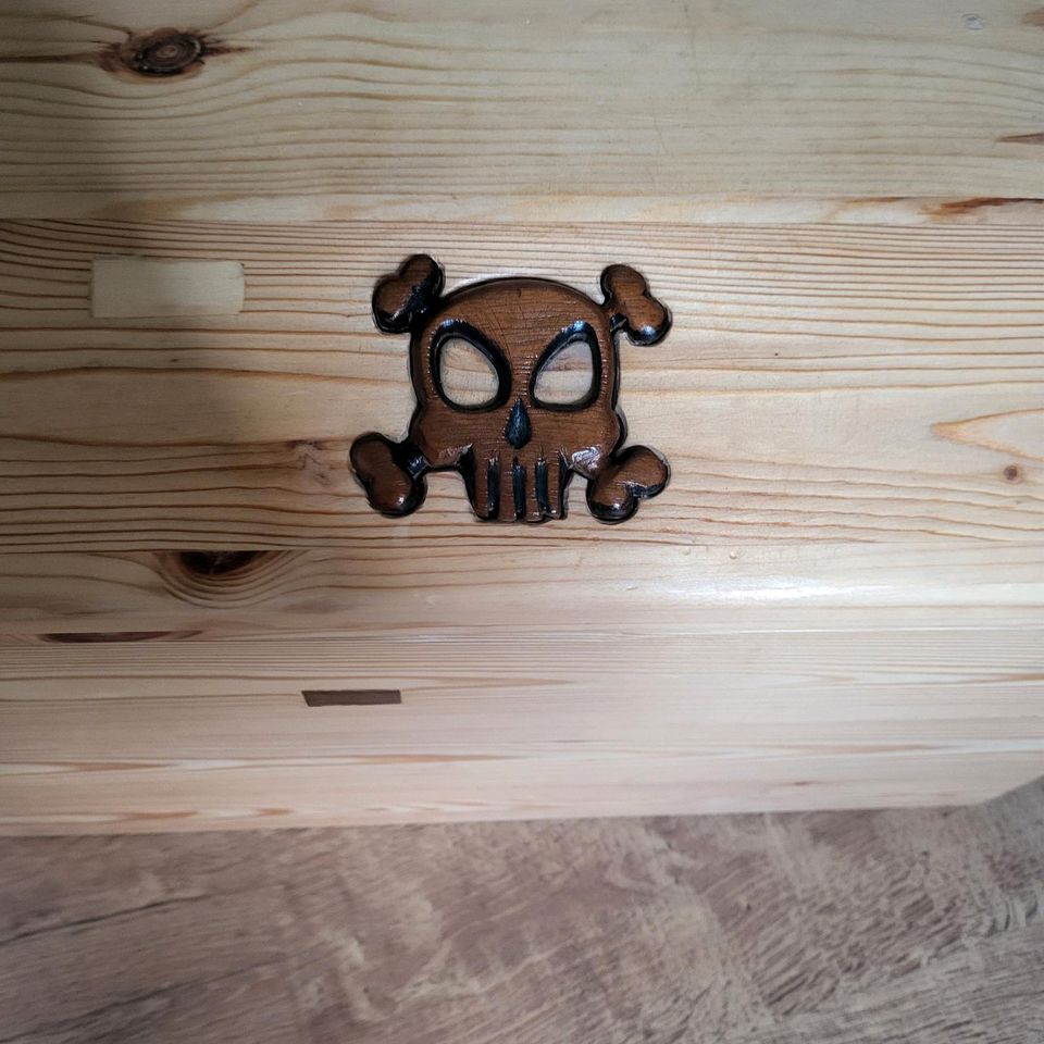 Echt Holz Schatzkiste Holzkiste Aufbewahrung Totenkopf Handarbeit in Bochum