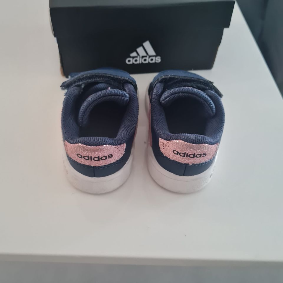 Sneaker Adidas blau mit rosa Glitzer Streifen Größe 19 in  Nordrhein-Westfalen - Hamm | eBay Kleinanzeigen ist jetzt Kleinanzeigen