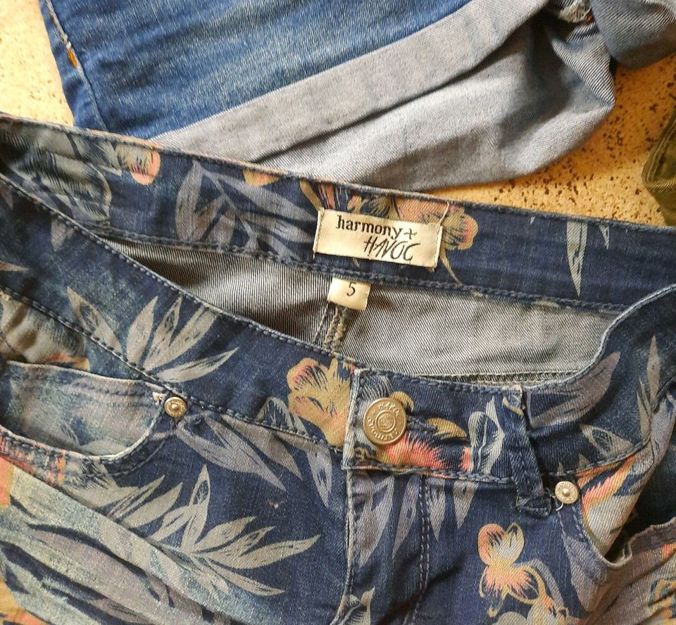 Drei Jeans Shorts Größe S 34/36 in Pfatter