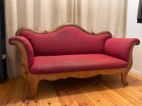 Sofa (roter Bezug, Stoff und Holz, antike Optik) - nur Abholung Friedrichshain-Kreuzberg - Kreuzberg Vorschau