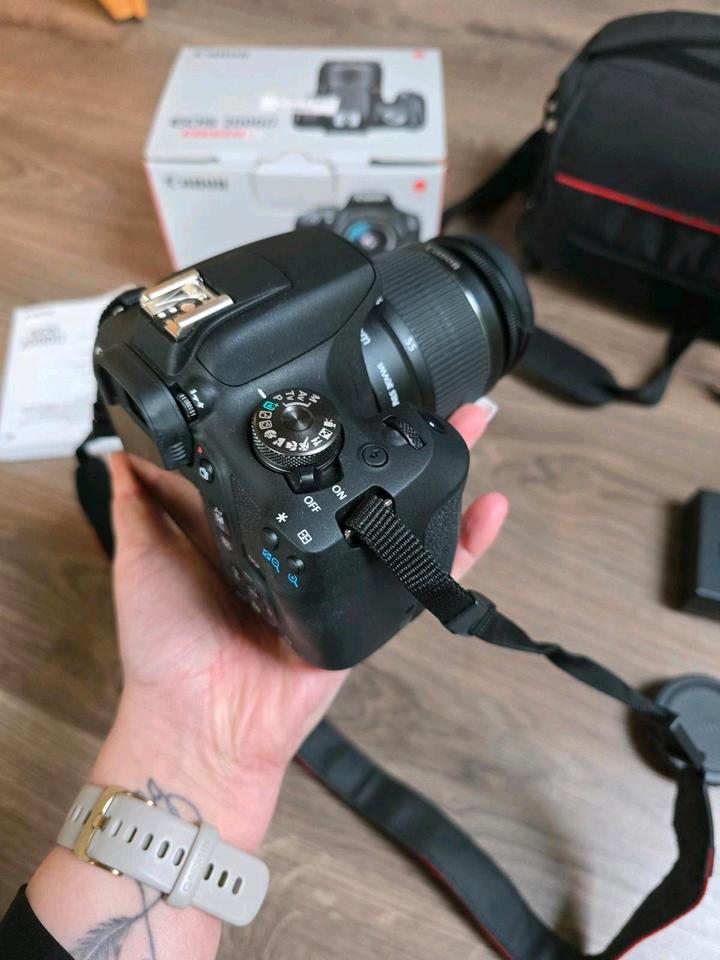 Digitalkamera, Spiegelreflexkamera Canon EOS 2000D, wie neu in Malching