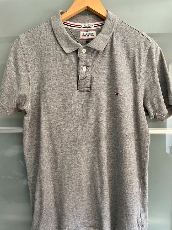 Tommy Hilfiger Poloshirt Größe M grau in Neukirchen/Pleisse