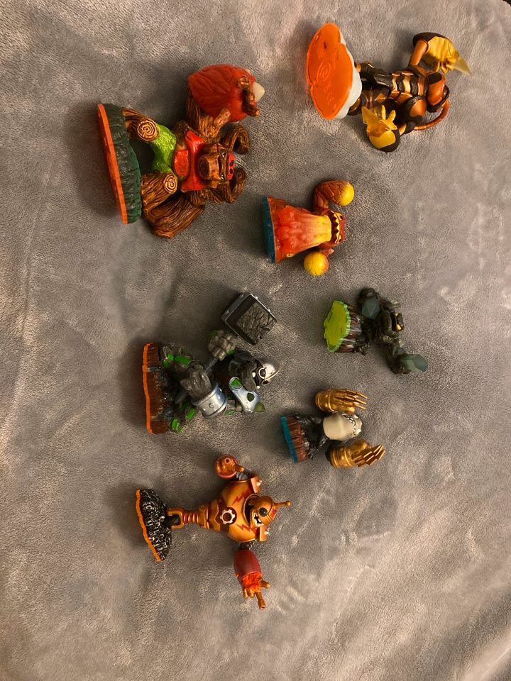 7 Skylanders Figuren (mit Giants Pack Crusher und Eruptor) in Obertshausen