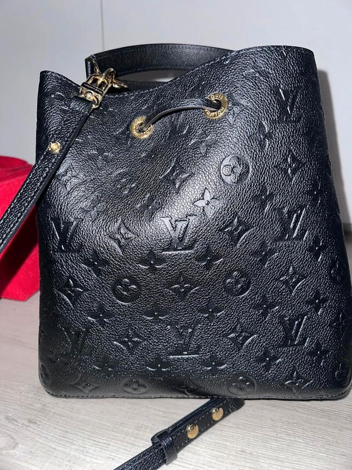 Handtasche LOUIS VUITTON Neo Noe Monogram Empreinte Leder schwarz in Berlin