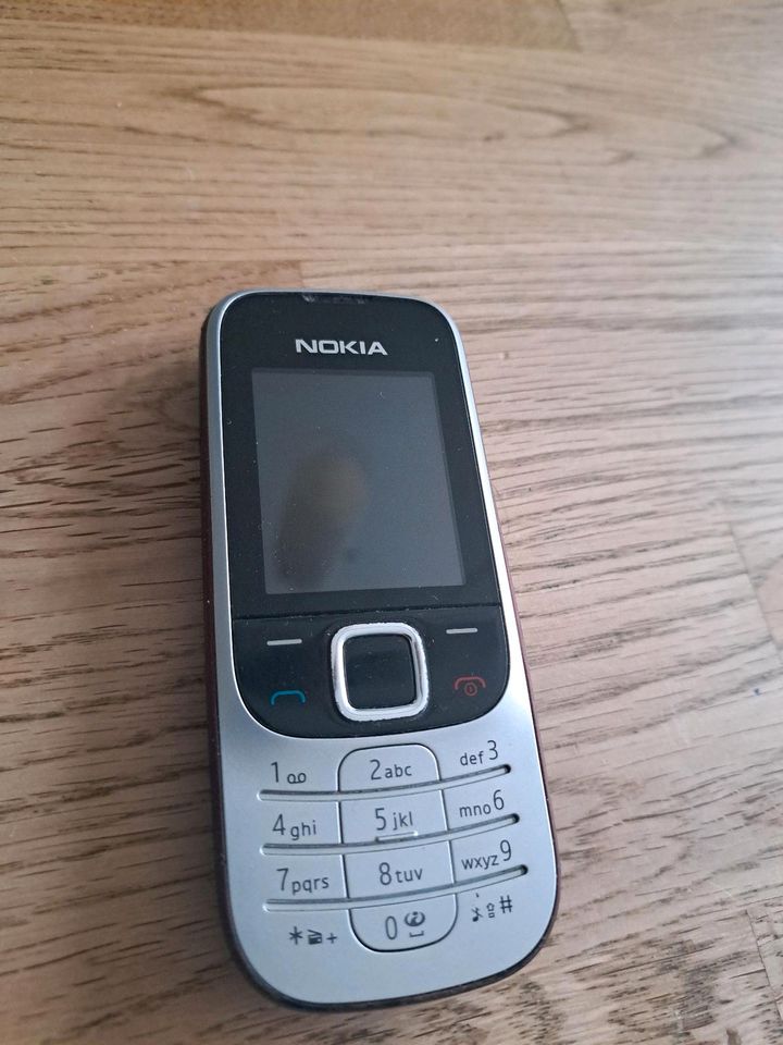Nokia 2330 weinrot gebraucht in Everswinkel