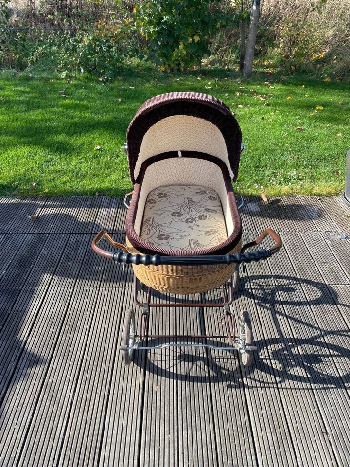 Original Rattan Kinderwagen in Grafschaft