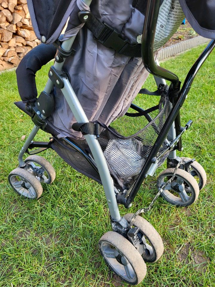 Buggy mit verstellbarer Rückenlehne und Regencape in Roggentin (bei Rostock)