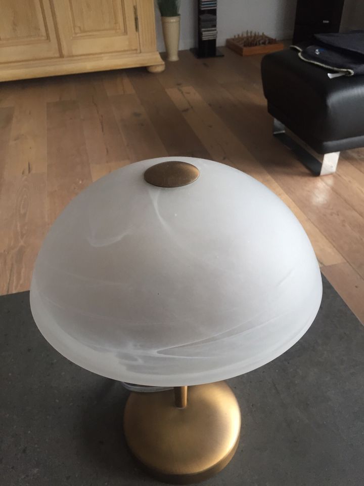 Tischlampe mit messingfarbenem Fuß in Eckernförde