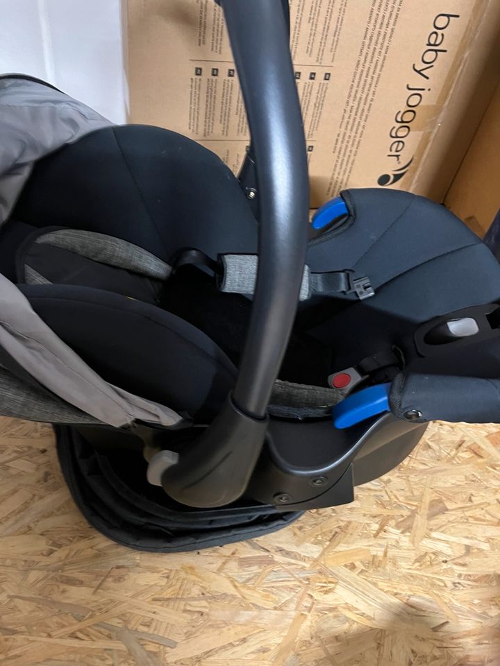 Babyschale Hauck schwarz Comfort Fix mit Verdeck in Hilden