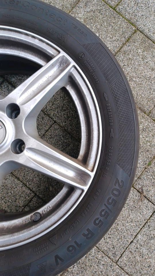 Conti Winterreifen 205/55 R 16 auf Alufelgen für BMW 120d Cabrio in Moos