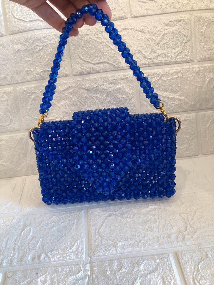 Handtasche aus Perlen Farbe Blau. 100% Handarbeit in Berlin