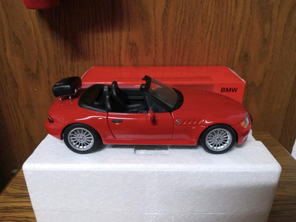 Modellauto 1:18 Dealer BMW Z3 Roadster + Koffer UT-Models in Frankfurt am Main