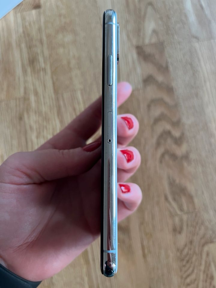 iPhone XS 256GB Silber - 82% Ladekapazität - Rückseite Riss in Mainz