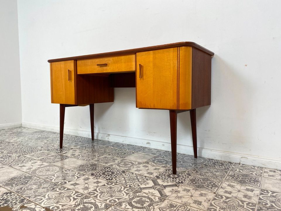 WMK Formschöner und gut erhaltener kleiner Mid-Century Schreibtisch aus den 1960er Jahren # Arbeitstisch Schminktisch Dominia Frisierkommode Desk Sekretär Rockabilly Vintage Retro 50er 60er in Berlin