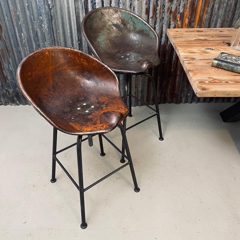 Restaurierte Traktor Metall Stühle & Hocker mit verschiedenen Gestellen | Originale Traktoren Schalen Sessel | Industrial Vintage Landhaus Stil Interior Design Sessel Lounge Bar Theke Kneipe Inventar in Berlin