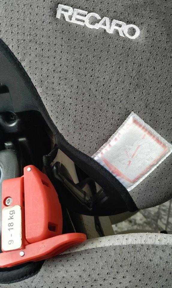 Sehr gut erhaltene Autokindersitz Recaro Young Sport Grau in Neuss