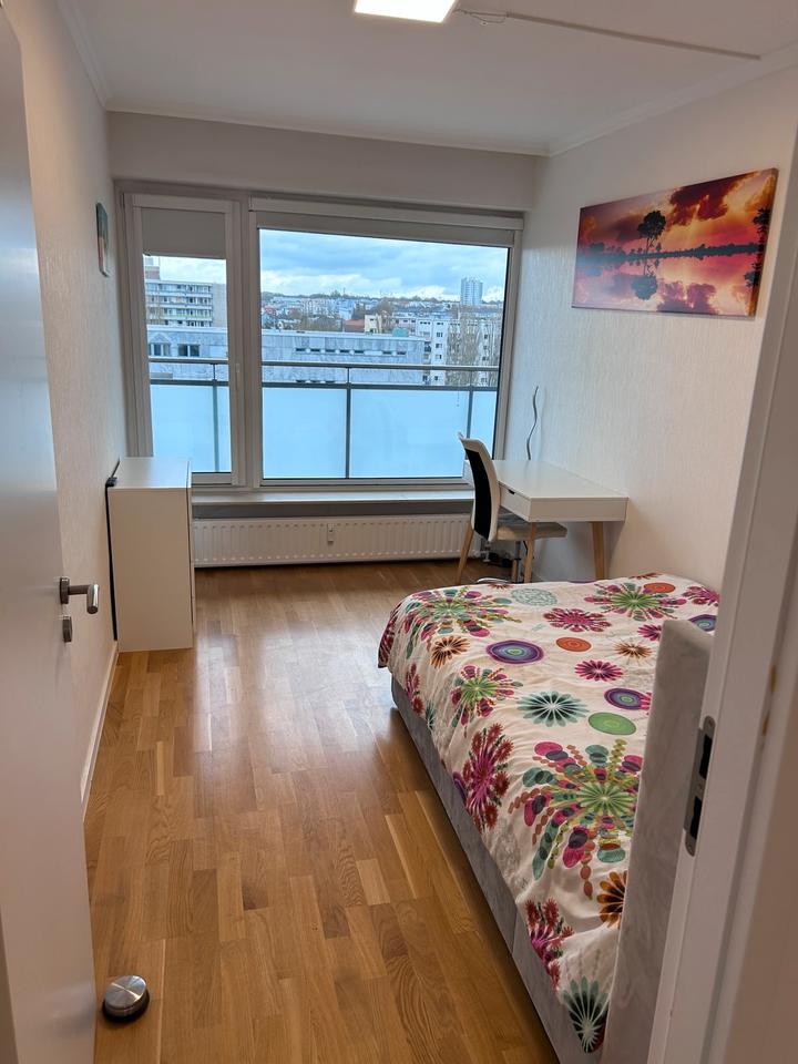 Voll möbliertes Penthouse mit Taunus-und Skylineblick in Frankfurt am Main