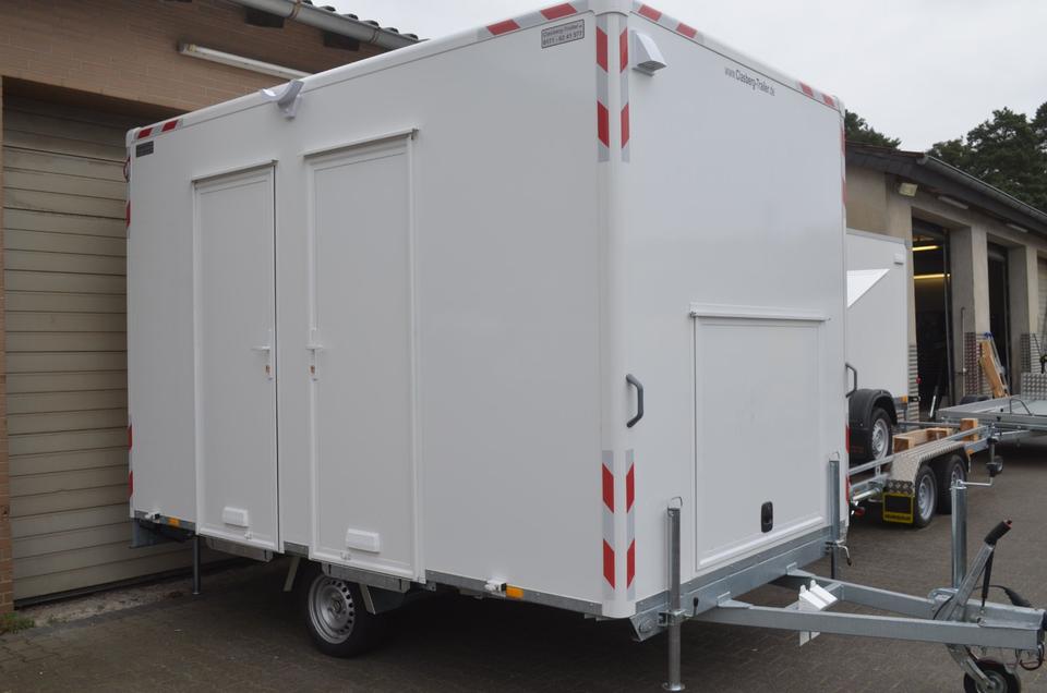 PKW Anhänger NEU 1300 Kg Toilettenwagen 2 Abteile Waschbecken in Bielefeld