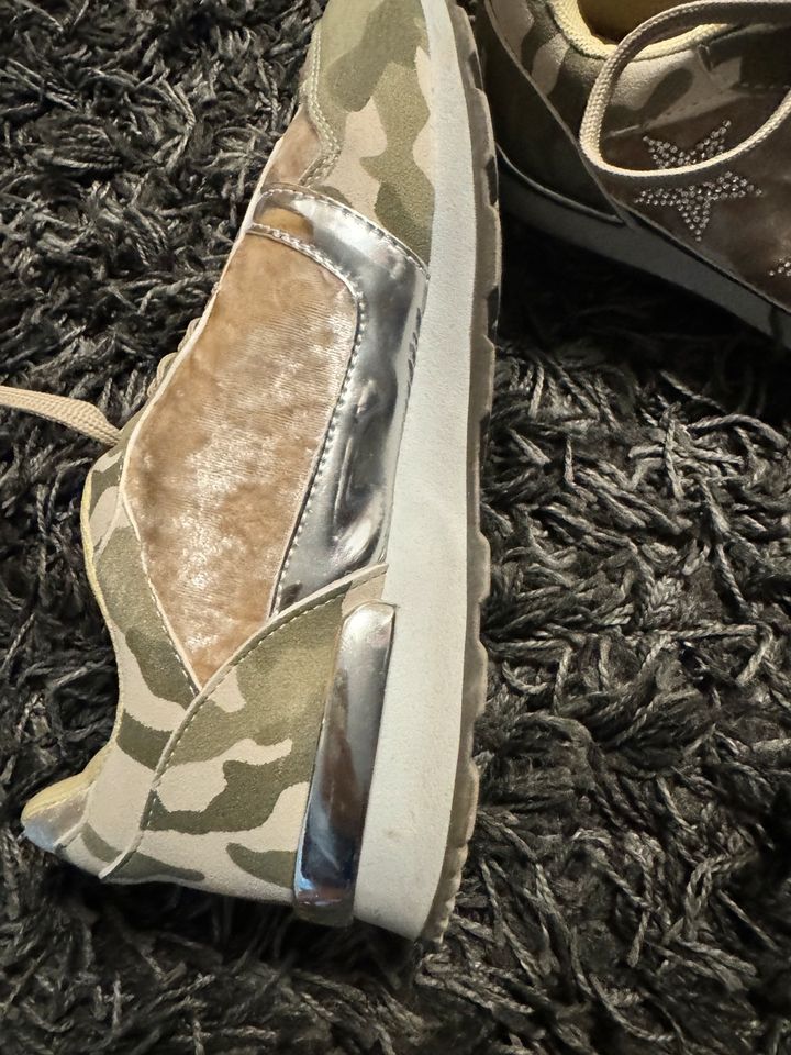 Modische Sneaker, Camouflage, Gr 39, Glitzer Sterne in Fürth