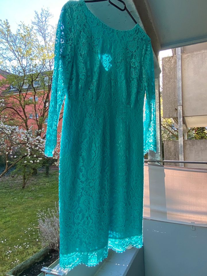 Kleid mit spitze von Hallhuber 95cm lange. in München