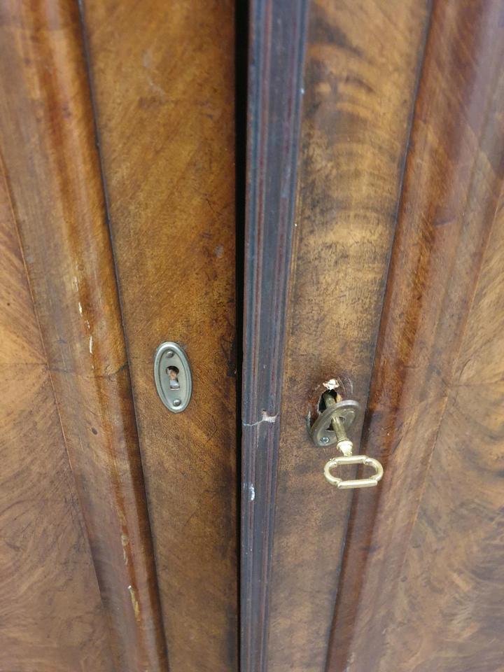 24567RH Wunderschöner antiker Schrank dunkel Dielenschrank in Augsburg