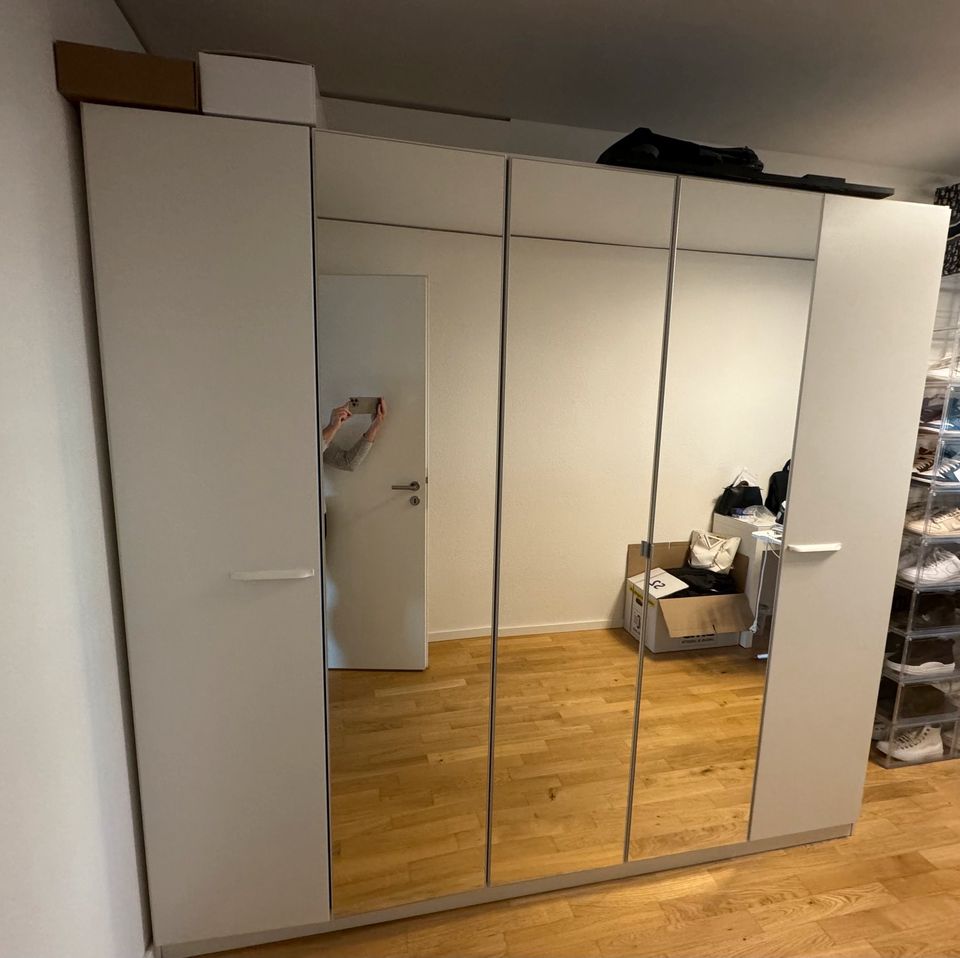 Kleiderschrank weiß  226 cm x 210 cm x 54 cm, Mit Spiegel in Frankfurt am Main