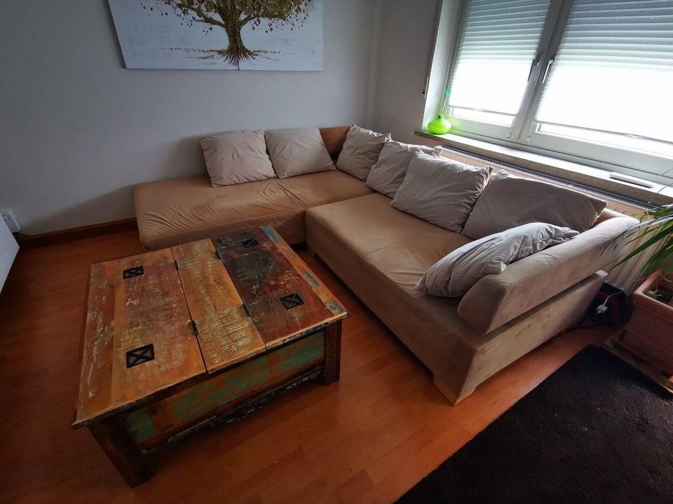 Couch / Sofa beige mit Kissen in Augsburg