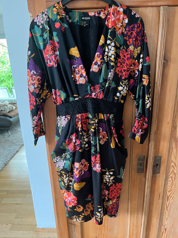 H&M Kleid Gr.38 Blumen edel in Weilerbach