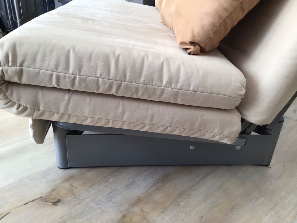 Schlafcouch gebraucht beige mit Kissen in Königsmoos