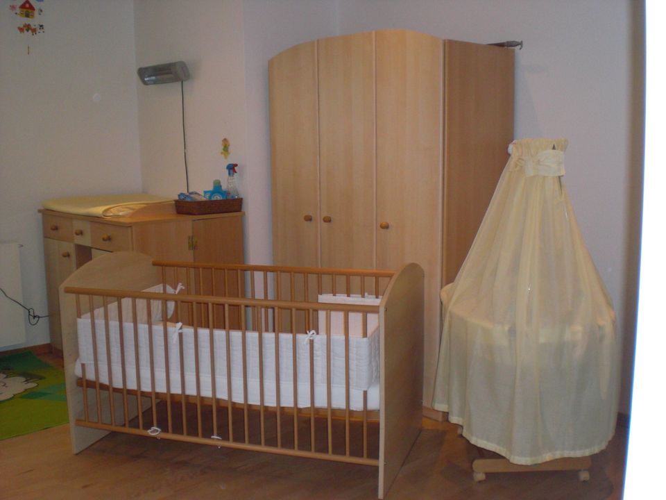 Babyzimmer -Kleiderschrank-Wickelkommode- in St. Ingbert