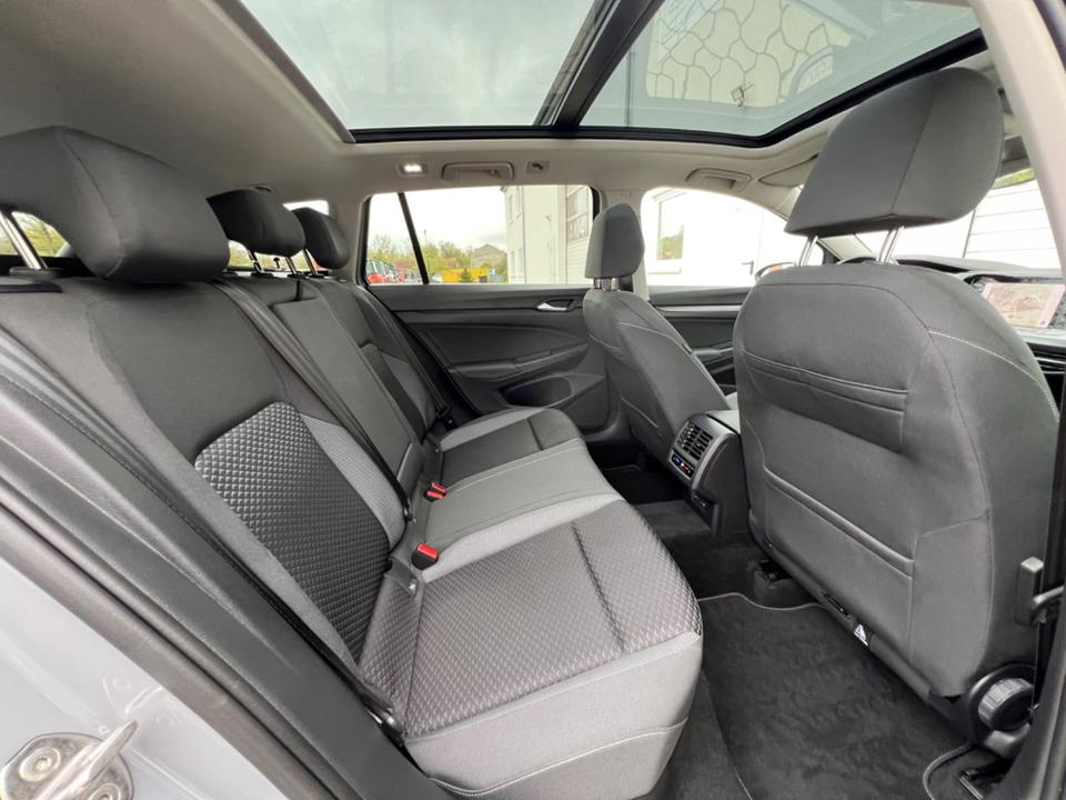 Volkswagen Golf VIII 1.5 eTSI/LED/AHK/Pano/Standh/ACC/R-Kam in Hünfeld