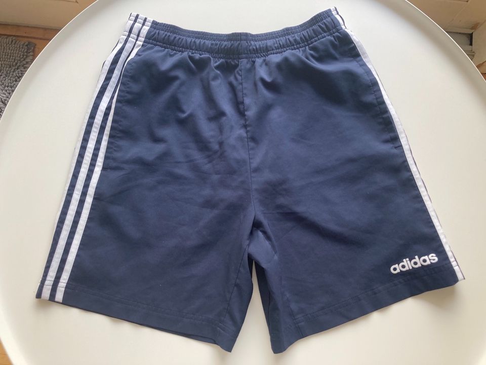 Adidas Sportshorts Gr.S blau mit weißen Streifen in Bielefeld