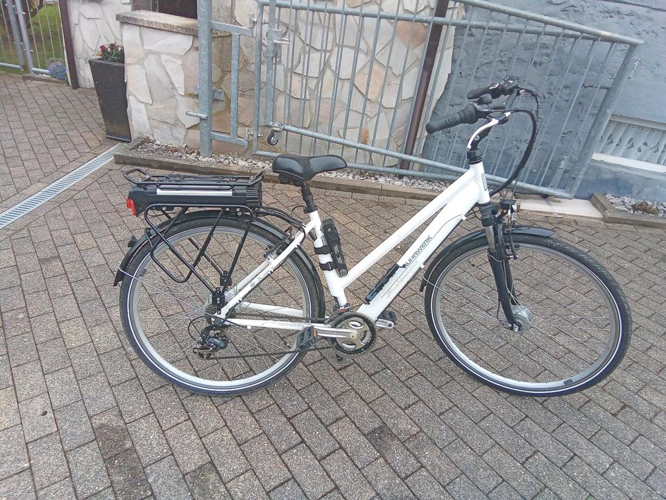 E-Bike Damenrad Ruhrwerk 28 Zoll weiß Fahrrad in Driedorf