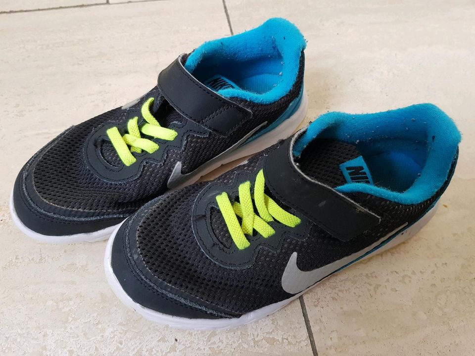 Nike Schuhe Sportschuhe 30 in Usingen