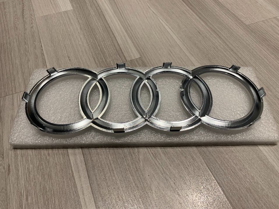 Audi Ringe Chrom Emblem Logo Schwarz nagelneu in Weiden (Oberpfalz)