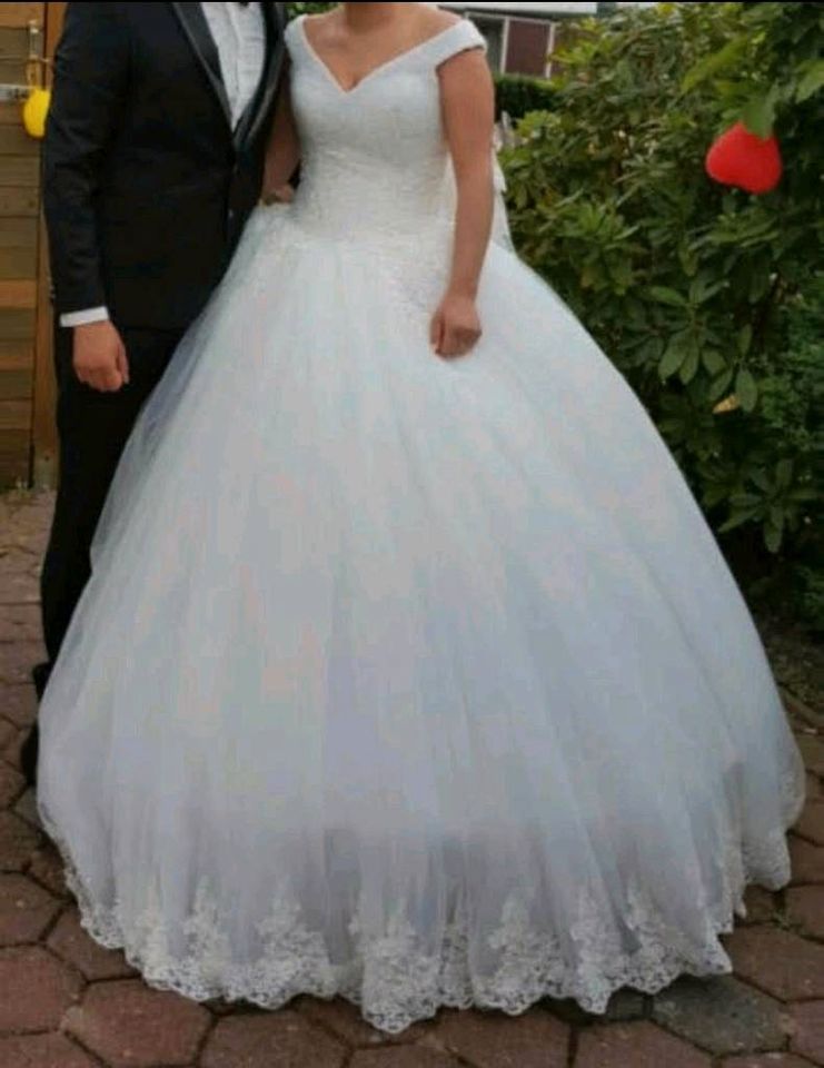 Brautkleid/Prinzessinmode mit tüll und perlen/ hochzeitskeid in Bordesholm