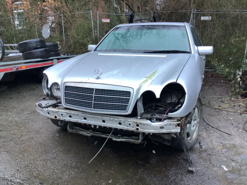 Mercedes W210  Schlachtfest in Apelern