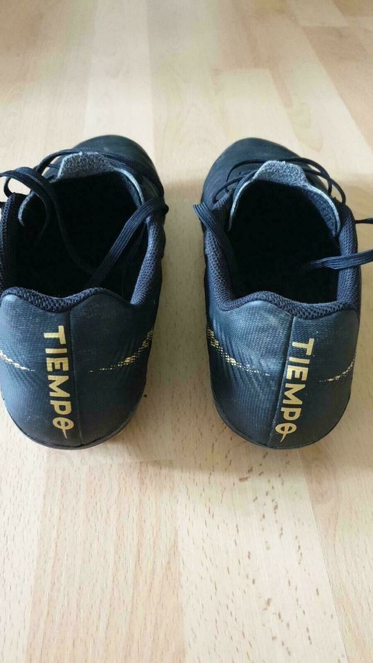 Fußball Schuhe Nike Tiempo schwarz gold Gr. 41 in Germaringen