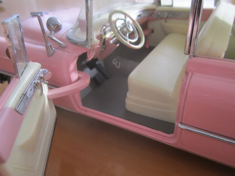 MRC Elvis Pink Cadillac 1955 Cast Sammlermodell 1:18, in Pommersfelden