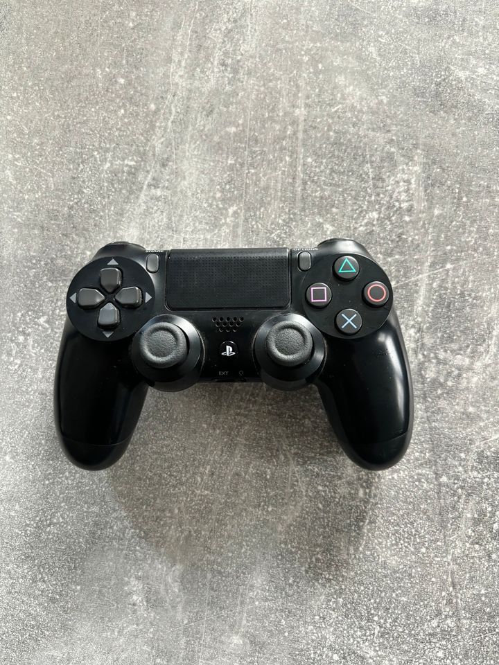 PlayStation 4 mit  zwei Controller in Herzebrock-Clarholz