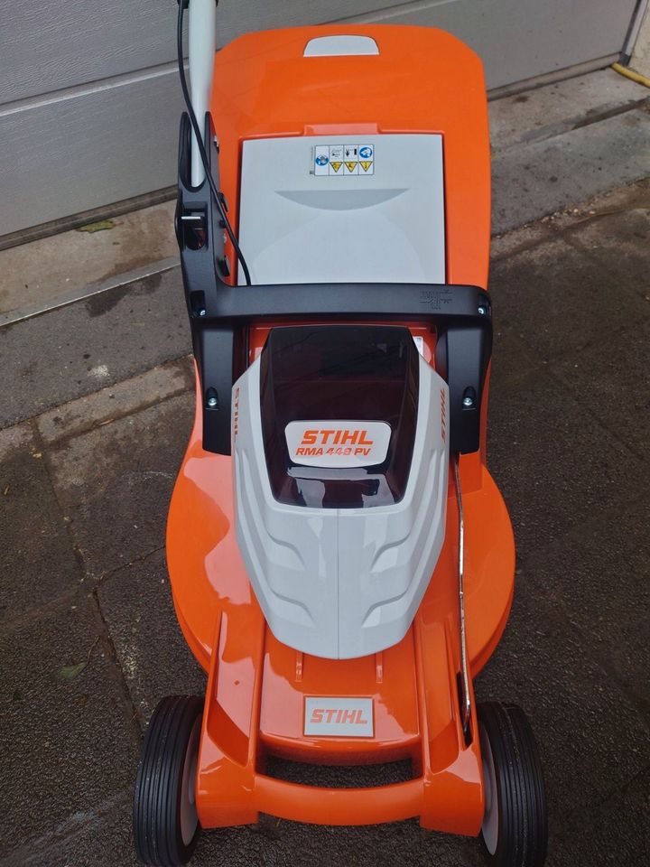 Vermietung Mieten Akku Rasenmäher Stihl RMA 448 PV Mulchen Benzin in