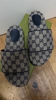 NEU ! Gucci Herren Pantoletten Sandalen Gr. 7 (41) Frankfurt am Main - Innenstadt Vorschau